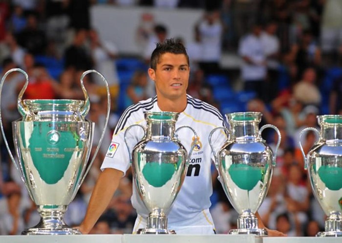 2. La Liga – Cristiano Ronaldo (từ Man Utd đến Real Madrid, tháng 7/2009 – 82,5 triệu bảng): Gia nhập Real năm 2009 sau khi đã no đủ danh hiệu với Man Utd, Ronaldo trải qua những năm khó khăn khi Real không cạnh tranh nổi danh hiệu với Barcelona lẫn danh hiệu cá nhân với Lionel Messi. Mùa giải 2011/12 lại là câu chuyện khác, anh giúp Real đoạt La Liga với 46 bàn thắng và 13 kiến tạo.